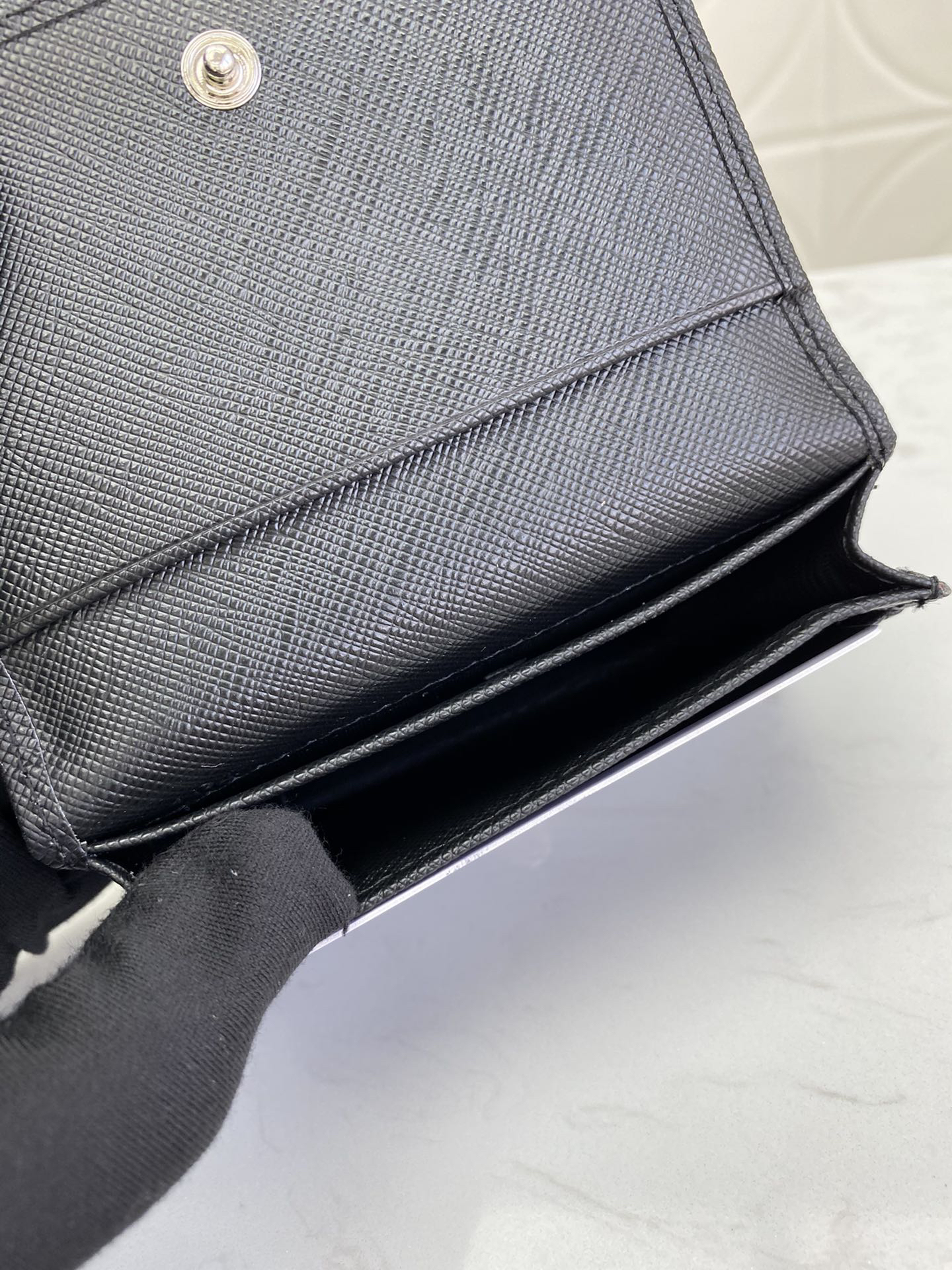 Prada Men's Leather Card Holder - Image 9