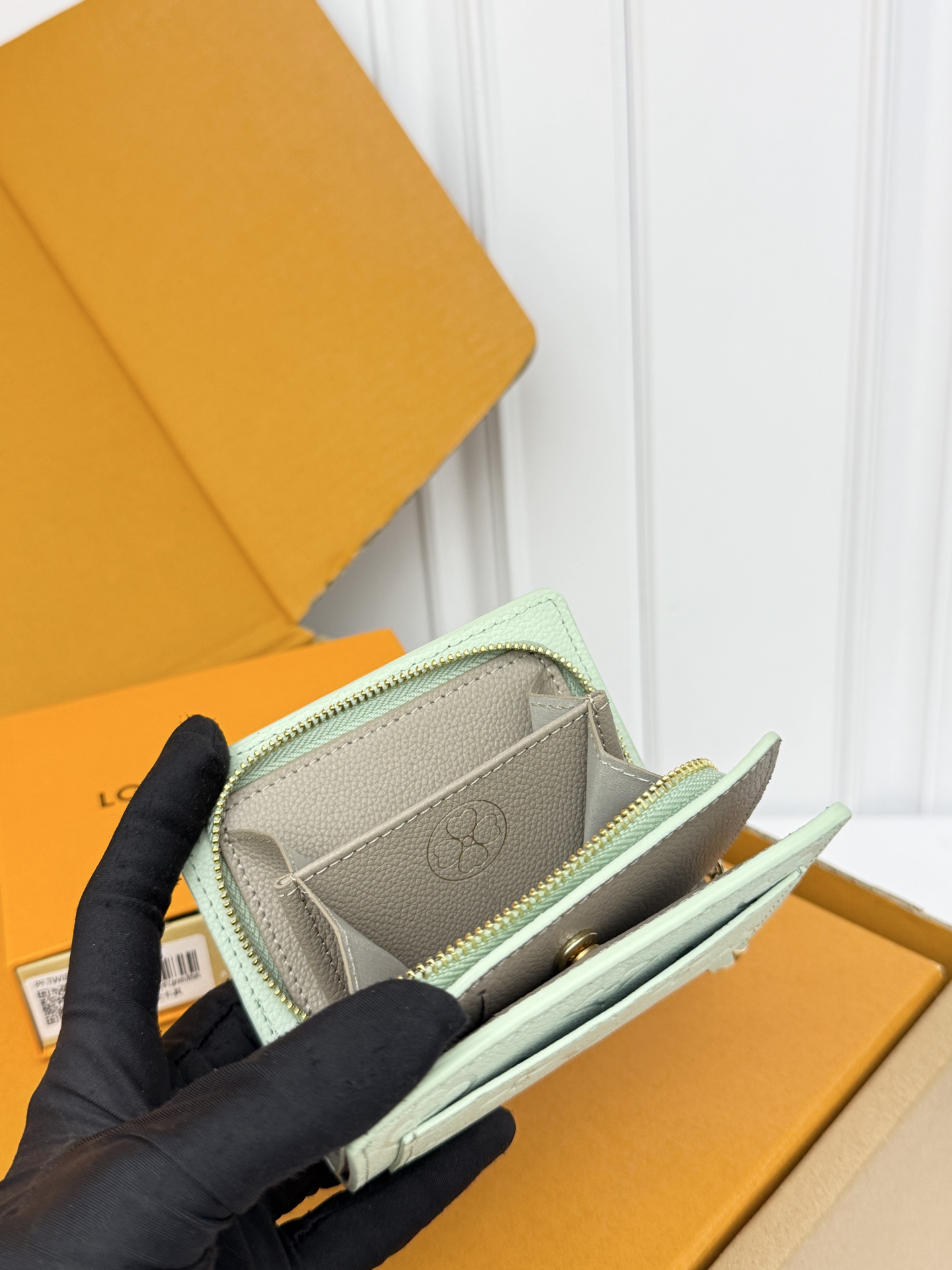 Louis Vuitton M27506 Mint Green Embossed Cowhide Leather Wallet - Image 9