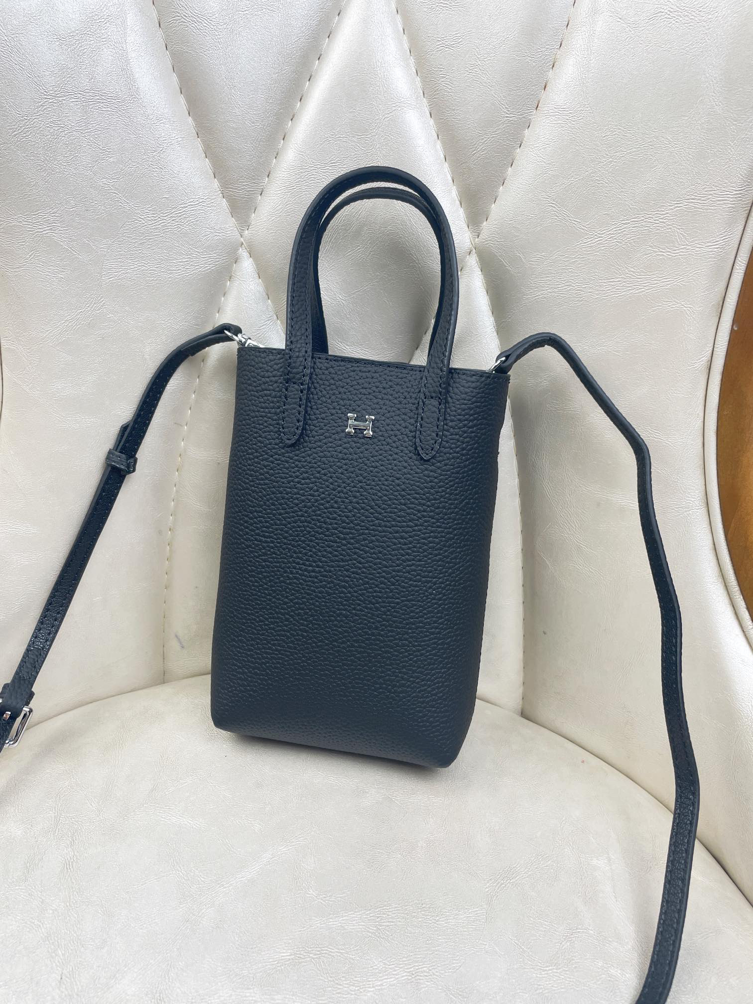 Hermès Leather Multi-Function Crossbody Phone Bag - Image 9