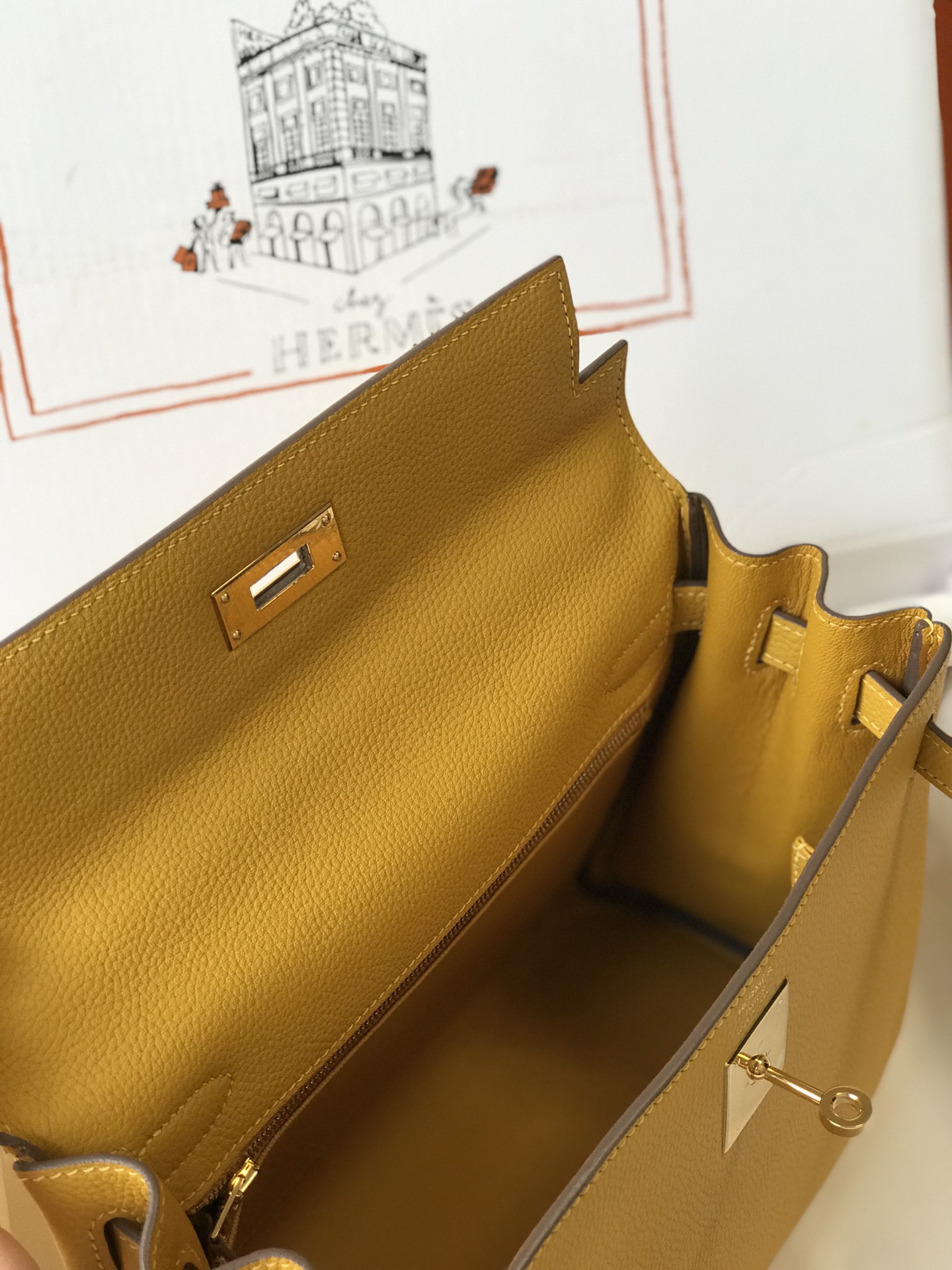 Hermès Kelly 25 Handbag in Togo Leather - Image 9