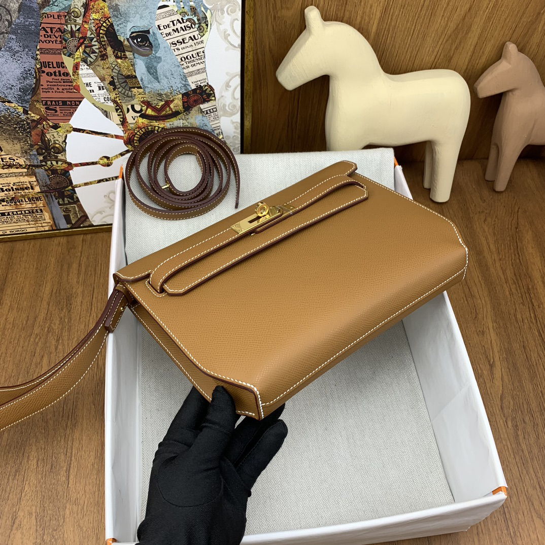 Hermès Kelly Depeches 9.84-Inch Epsom Leather Crossbody Bag - Image 9