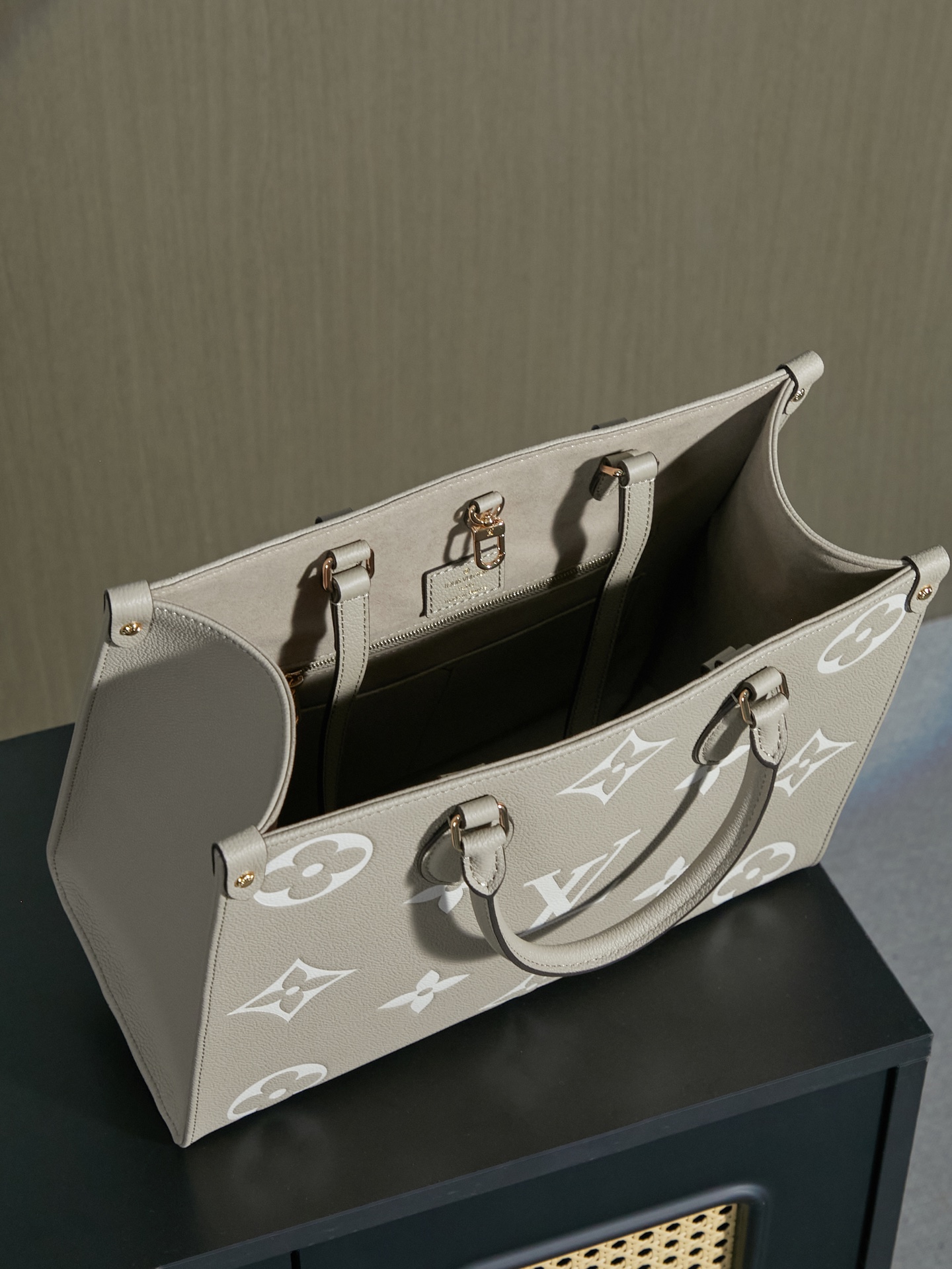 Louis Vuitton OnTheGo MM Medium Tote Bag M45494 - Image 9