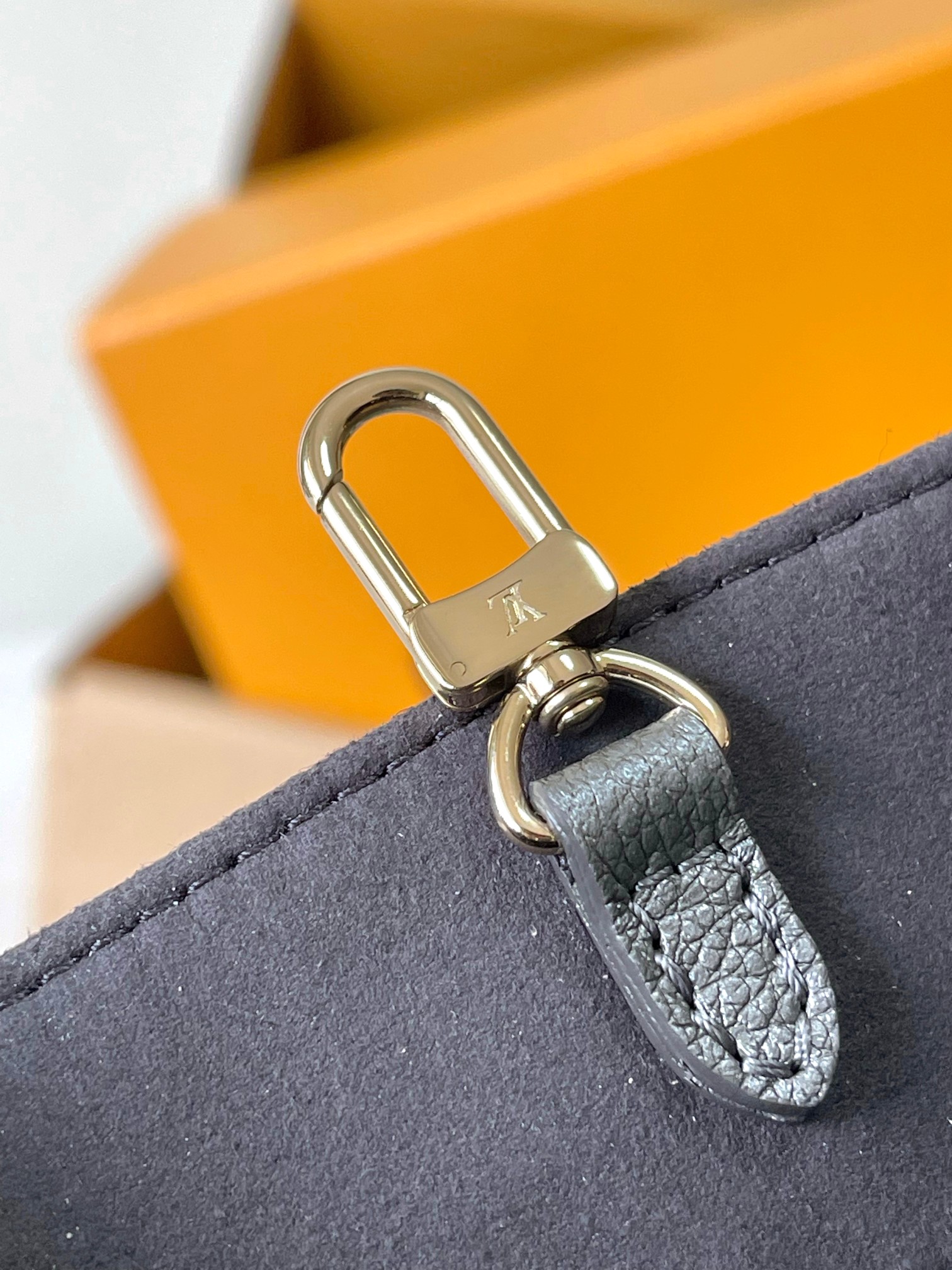 Louis Vuitton Onthego Small Handbag - Image 9