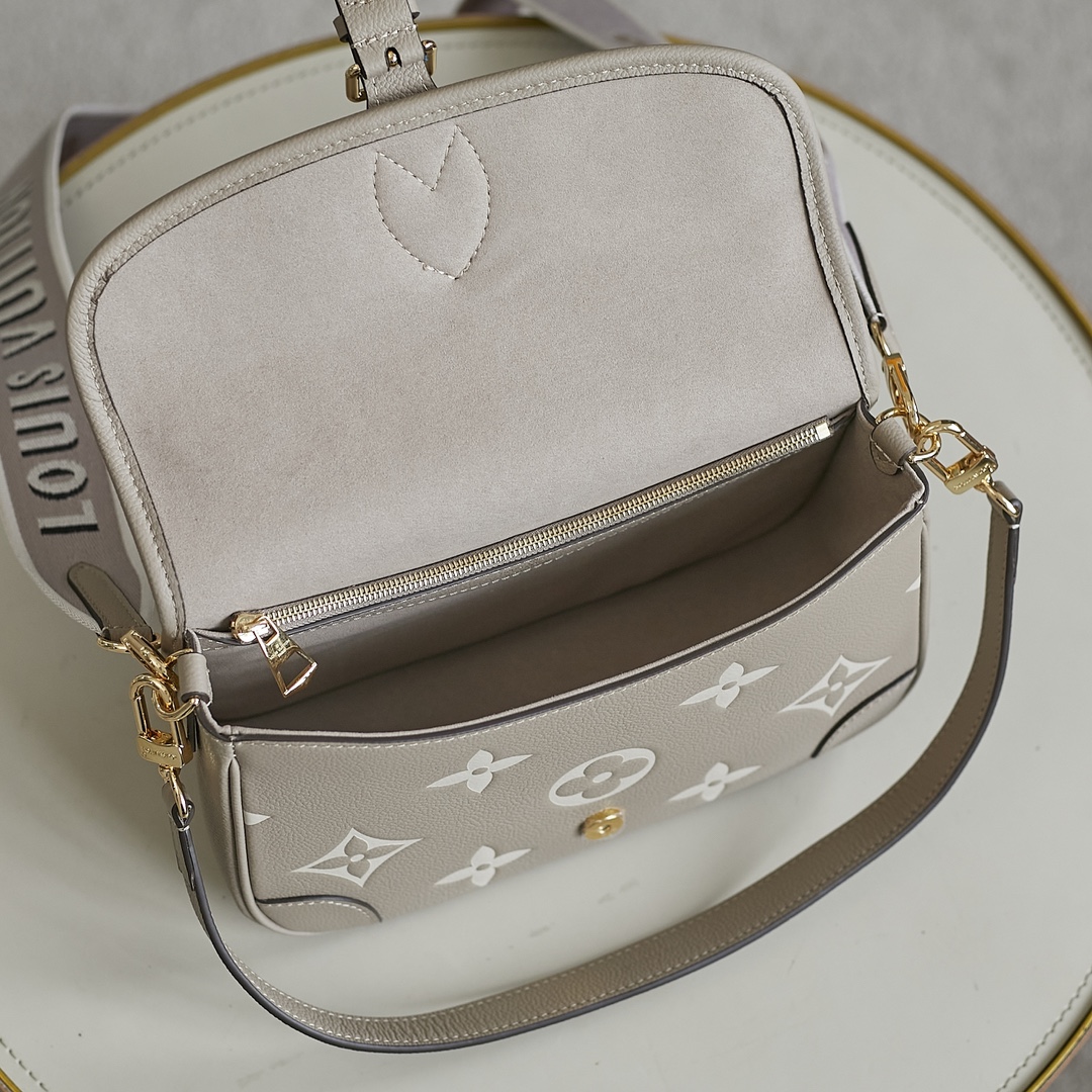 Louis Vuitton Diane Handbag M13231 - Image 9