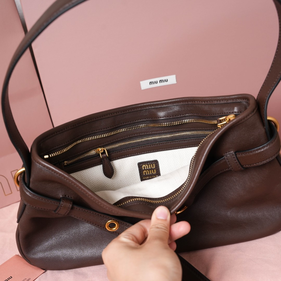 Aventure Leather Shoulder Bag 5BC182 - Image 9