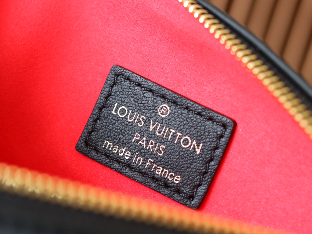 Louis Vuitton Coussin BB Lambskin Crossbody Bag - Image 9
