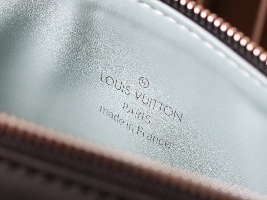Louis Vuitton Coussin Small Crossbody Bag M23618 - Black - Image 9