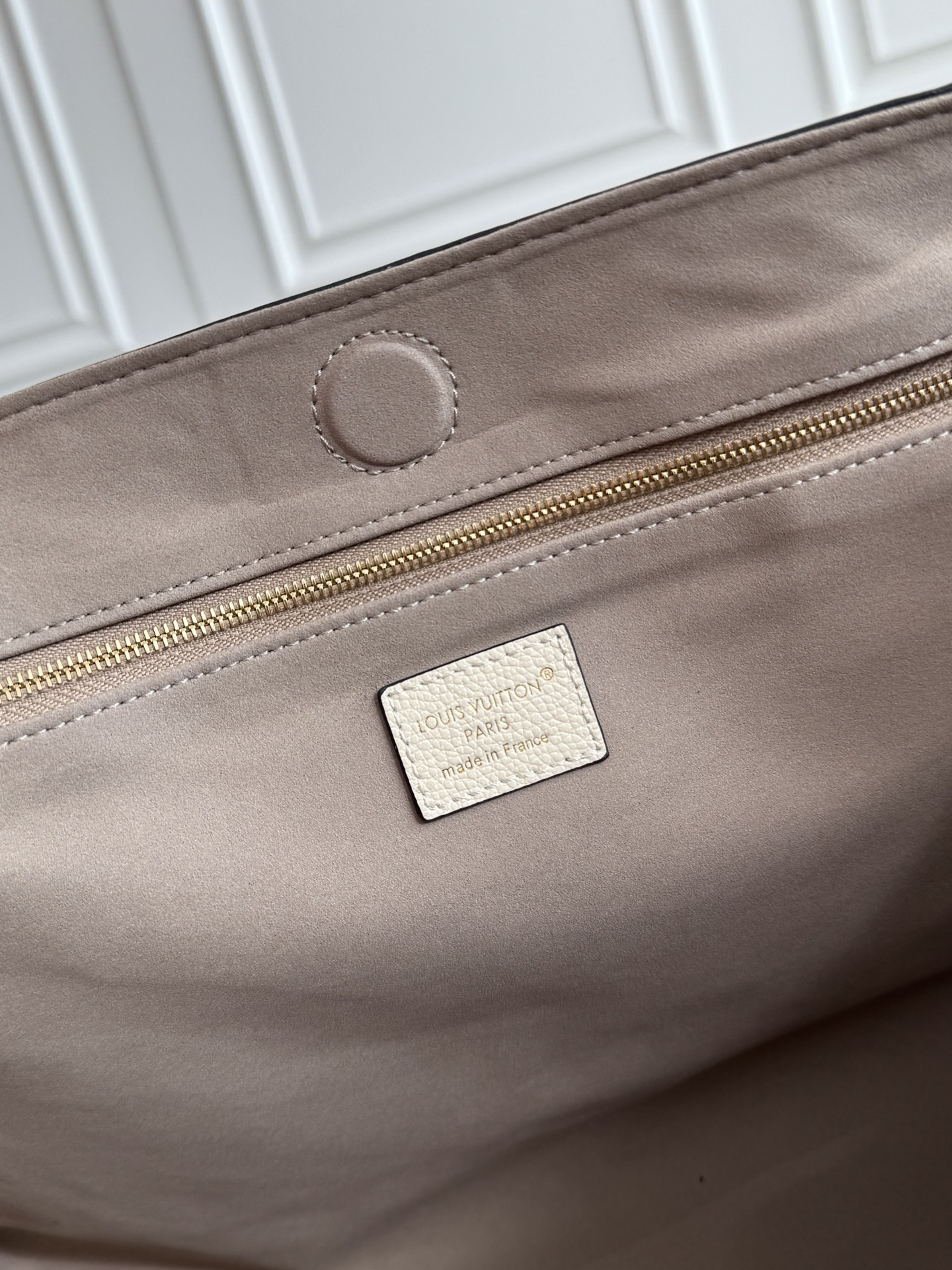 Louis Vuitton Anytime Small Handbag - Image 9