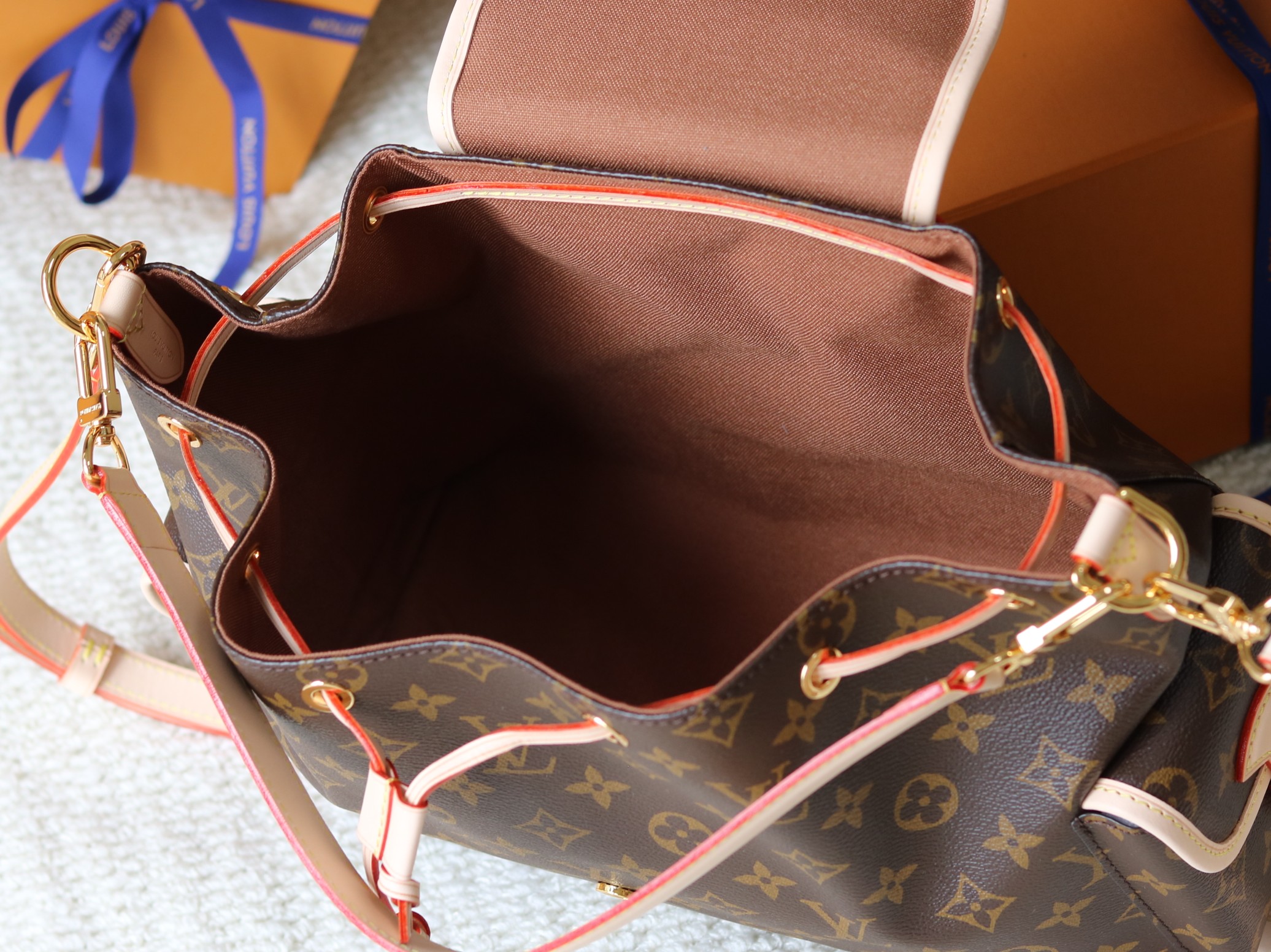 Odyssee Medium Handbag - Image 9