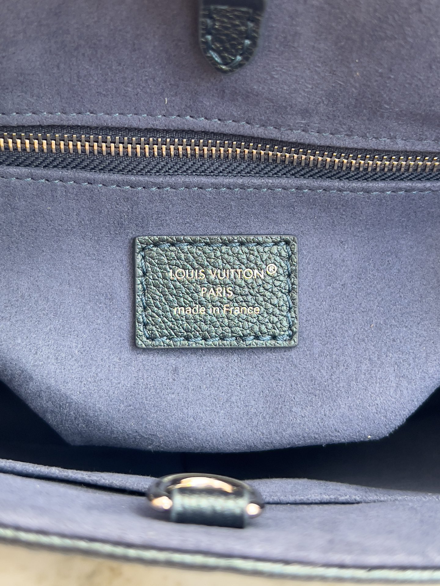 Louis Vuitton OnTheGo Tote in Pearl Blue Embossed Leather - Image 9