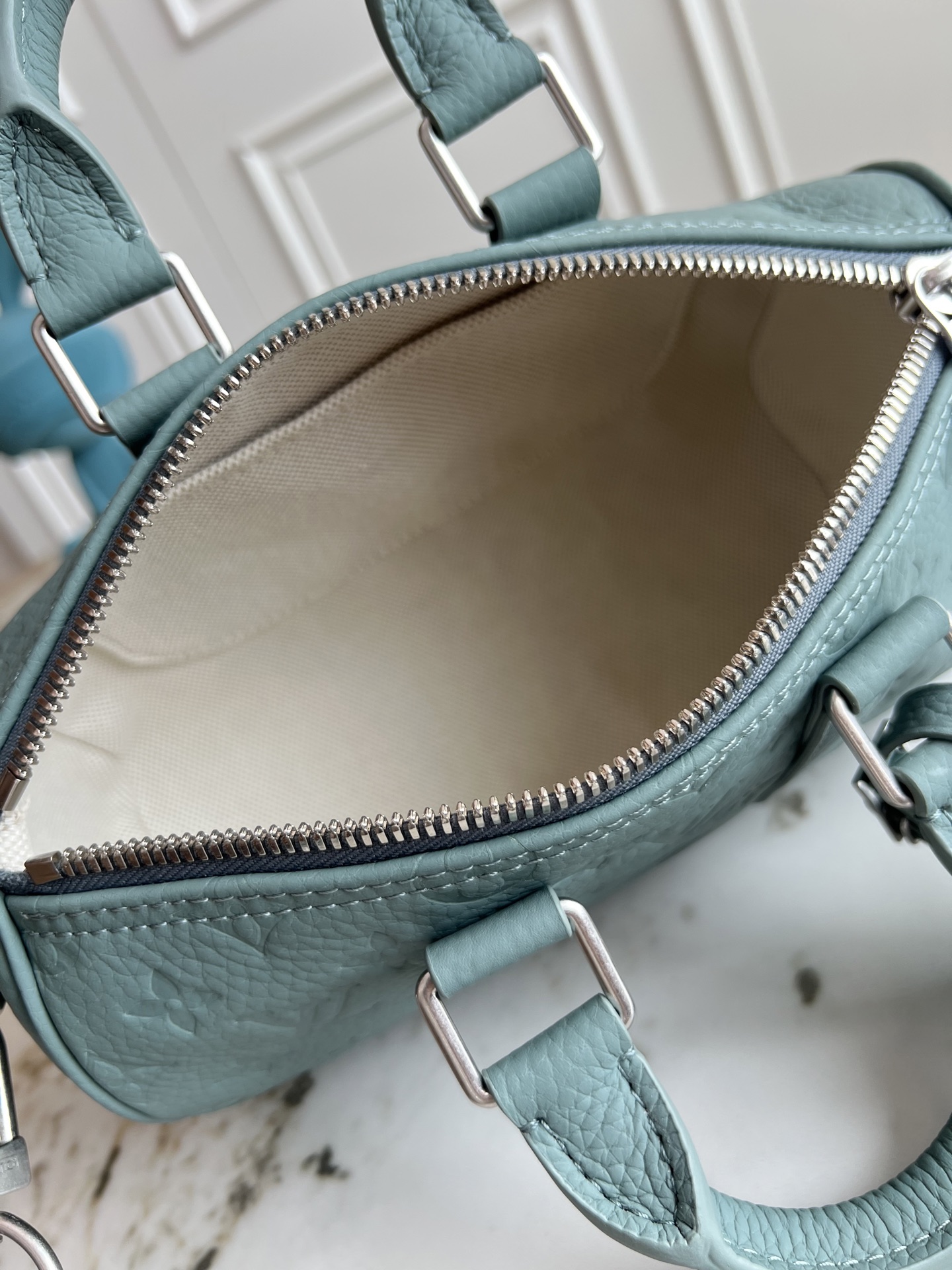 Louis Vuitton Keepall Bandoulière 25 M13866 Taurillon Leather Travel Bag - Image 9