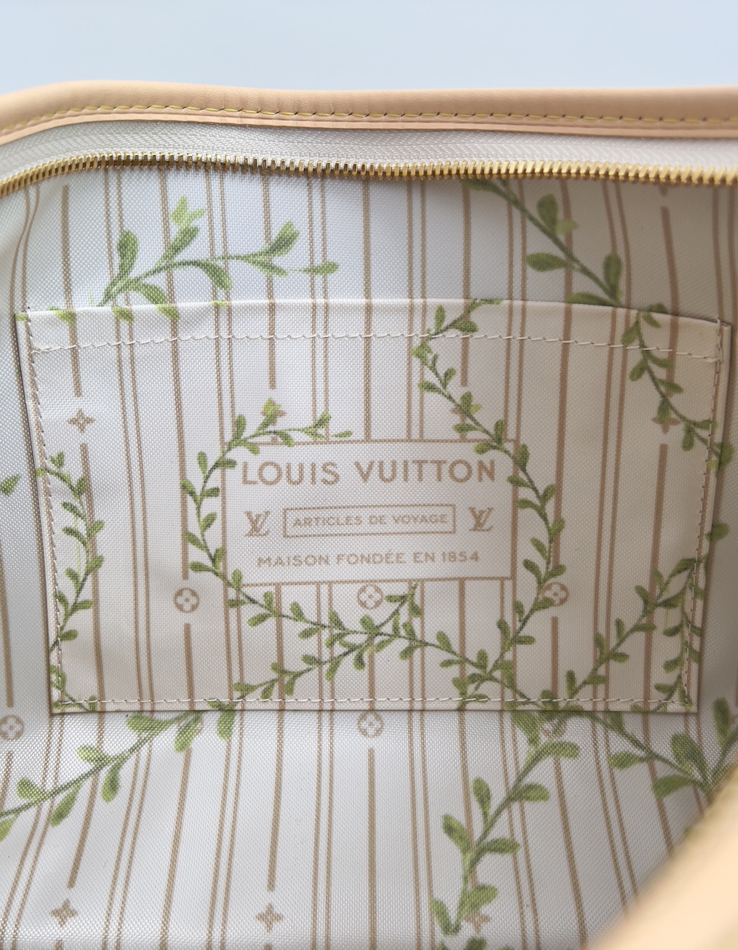 Louis Vuitton Carryall East-West Bag in Banana Monogram Canvas - Image 9
