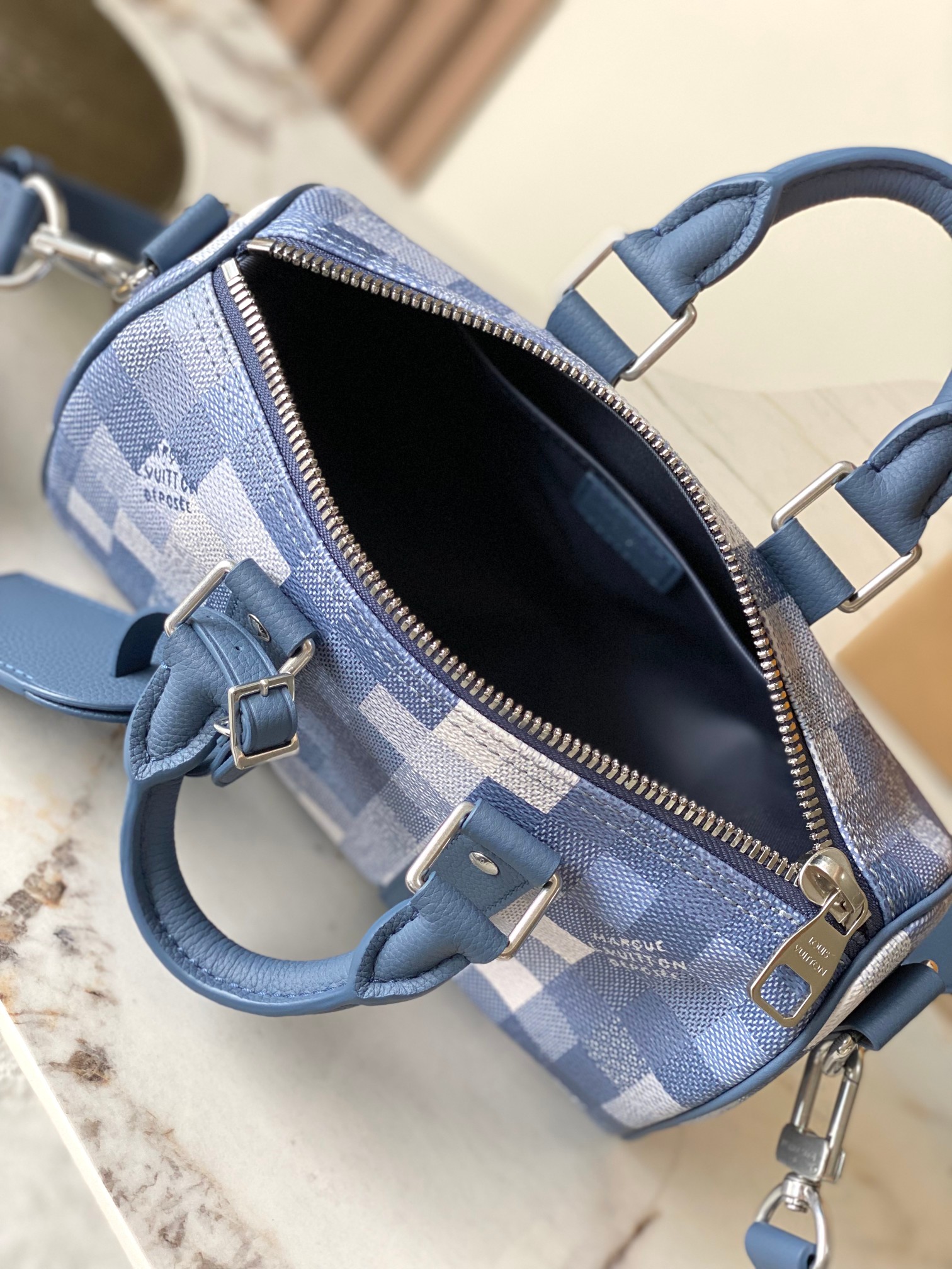 Louis Vuitton Keepall Bandoulière 25 Bag - Image 9