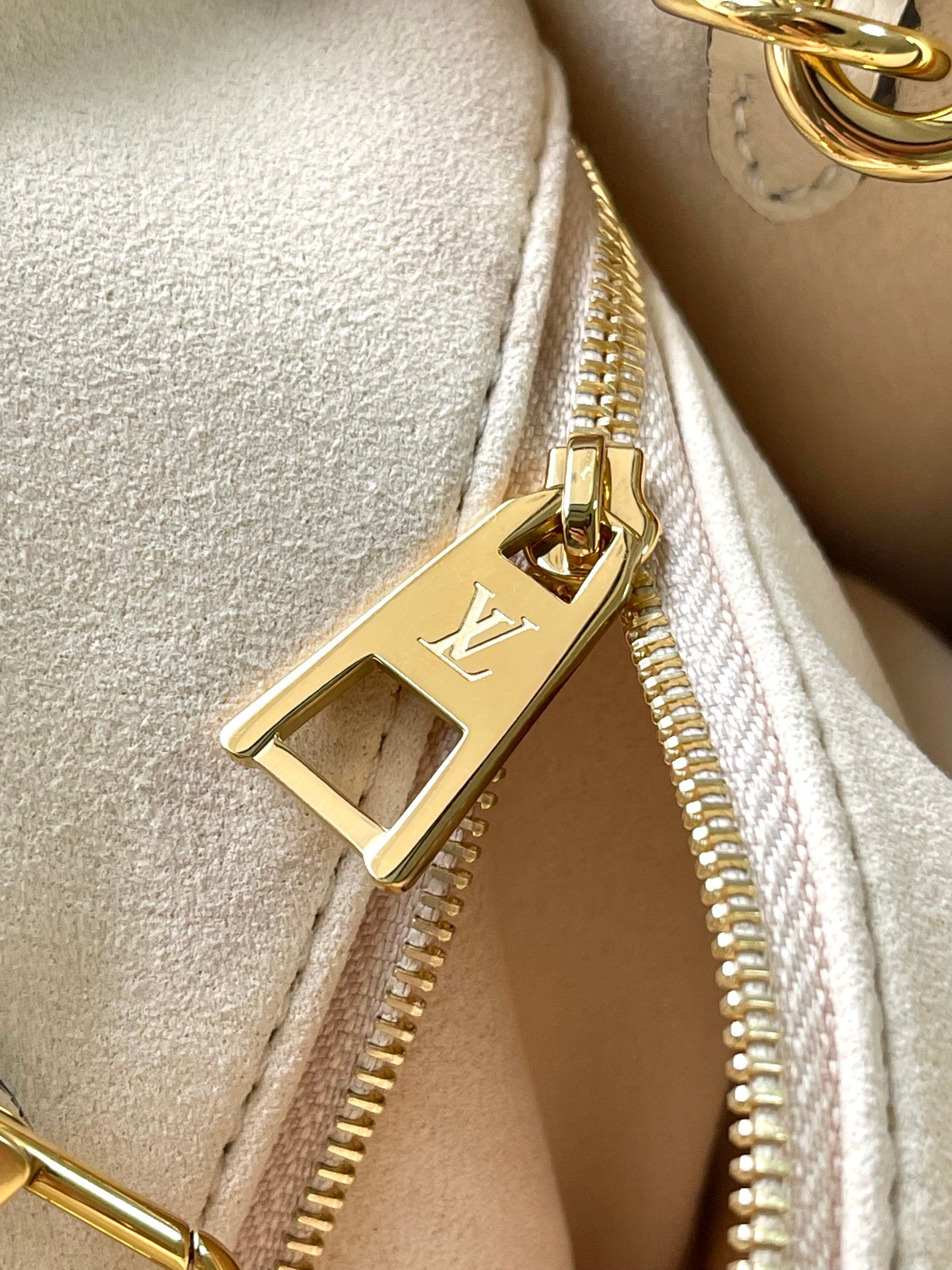 Louis Vuitton Onthego Small Handbag, White, Model M45654 - Image 9