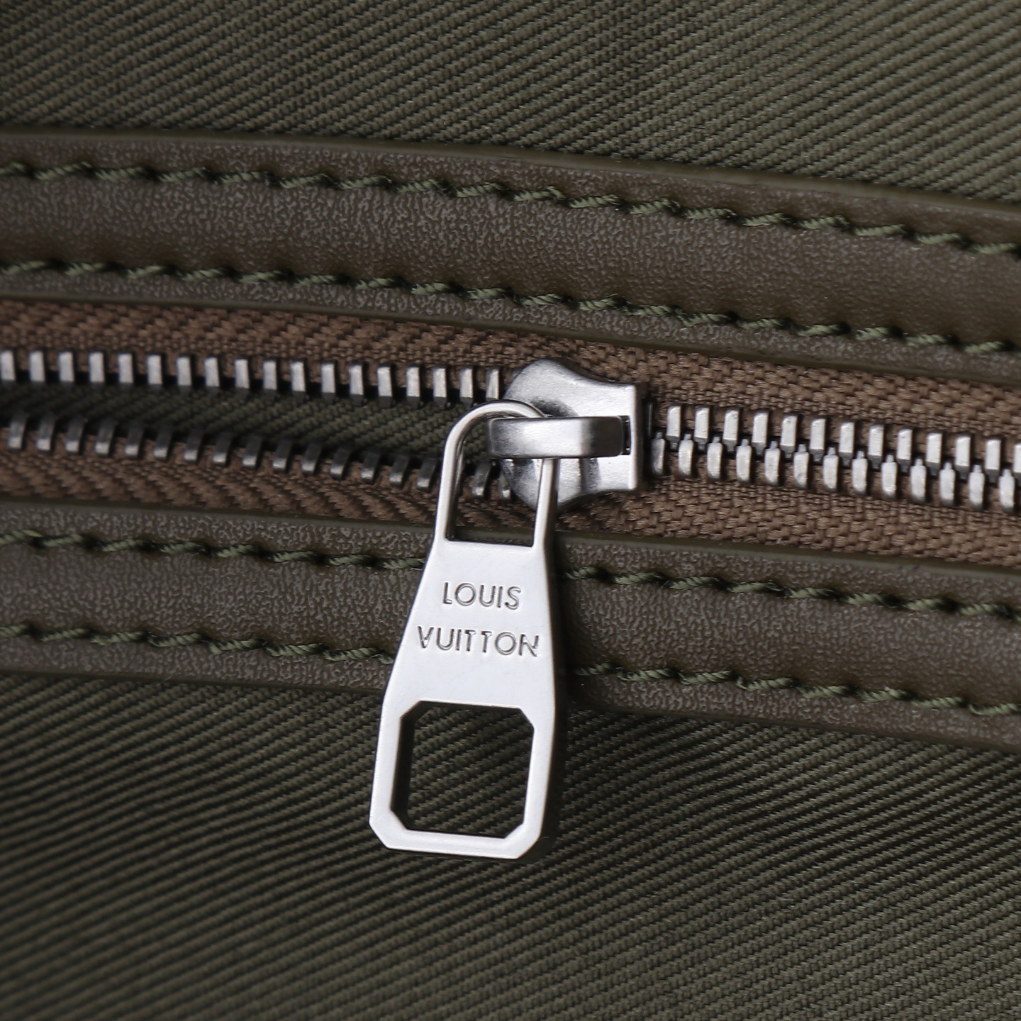 Louis Vuitton Keepall Bandoulière 55 Travel Bag - Image 9