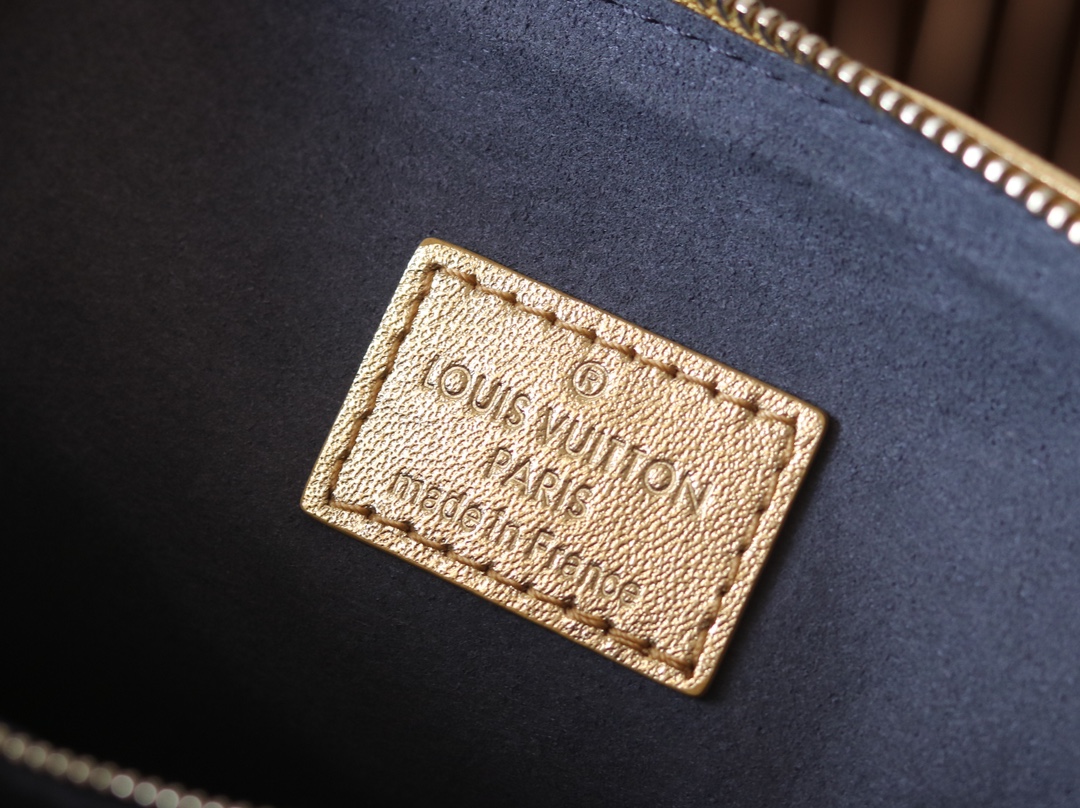 Louis Vuitton Coussin PM Shoulder Bag - Image 9