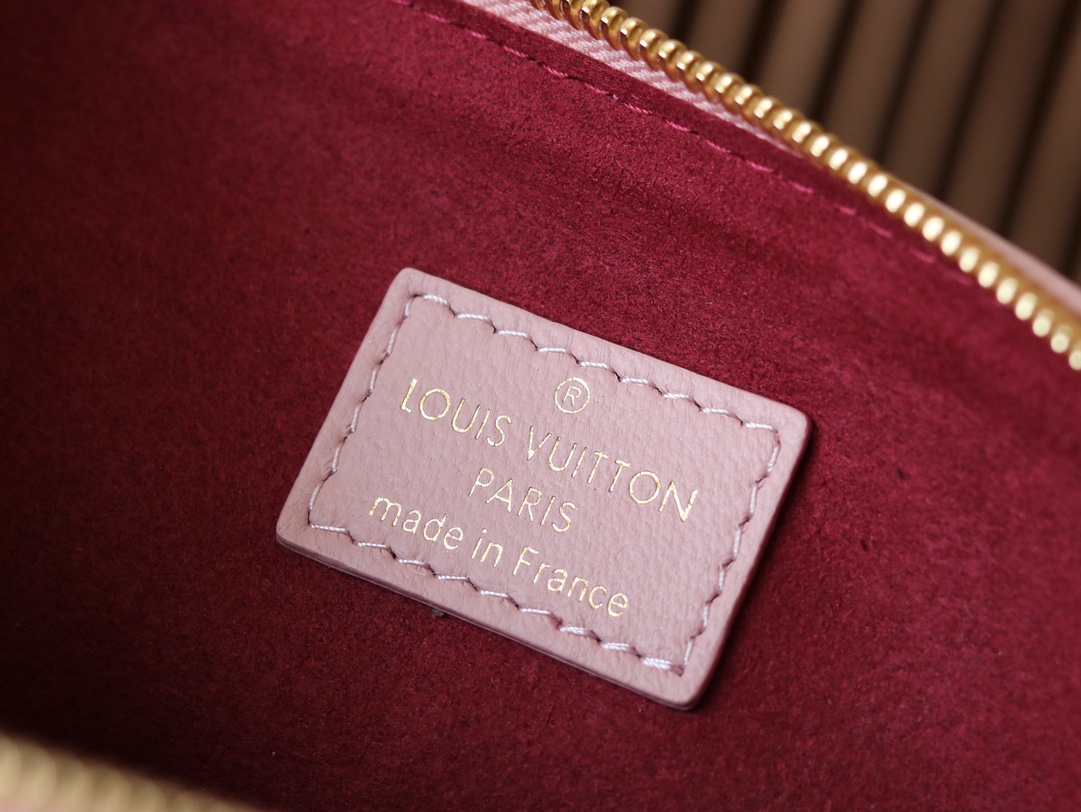 Louis Vuitton Coussin Small Shoulder Bag in Black - Image 9