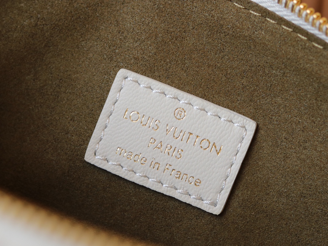 Louis Vuitton Coussin Small Shoulder Bag - Image 9