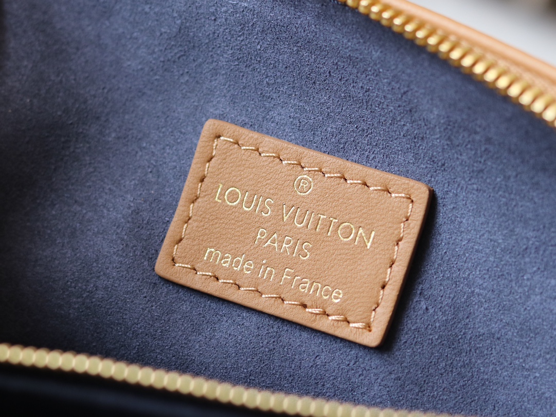 Louis Vuitton Coussin Small Shoulder Bag - Image 9