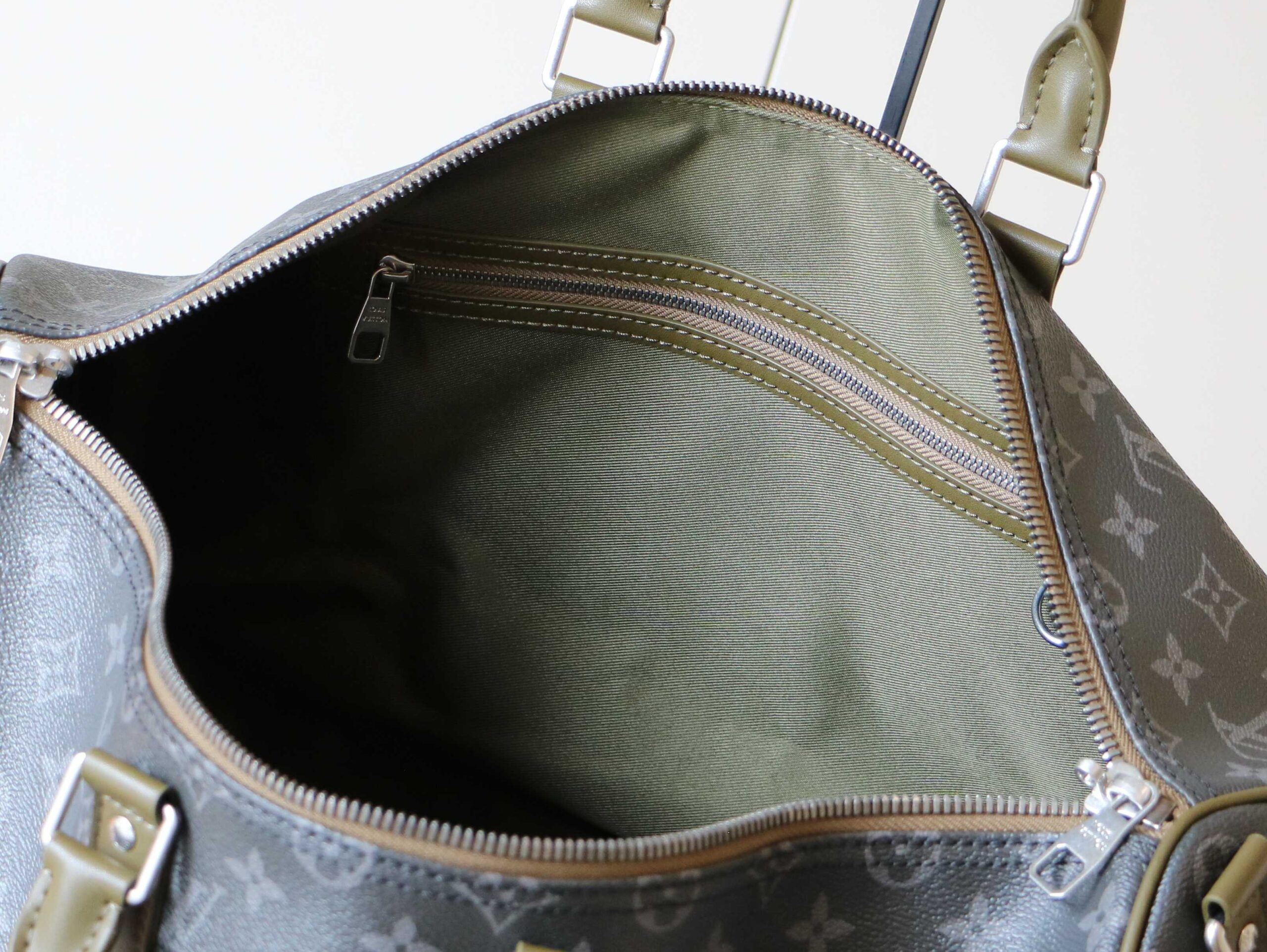Louis Vuitton Keepall Bandoulière 45 Travel Bag in Monogram Eclipse Canvas - Image 9