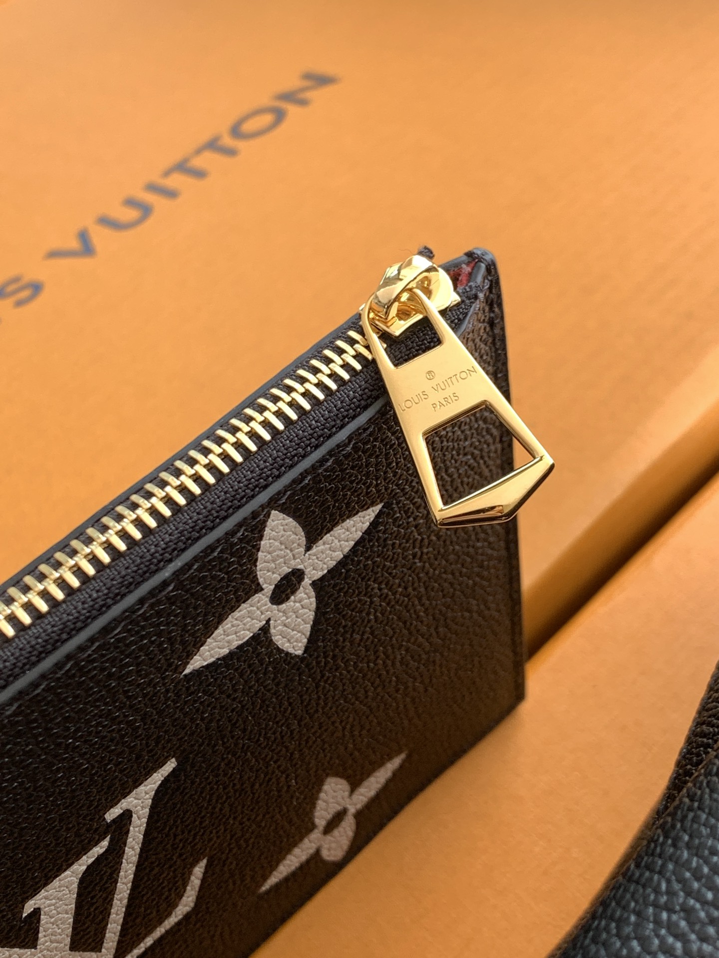 Louis Vuitton NéoNoé Medium Crossbody Bucket Bag - Image 9