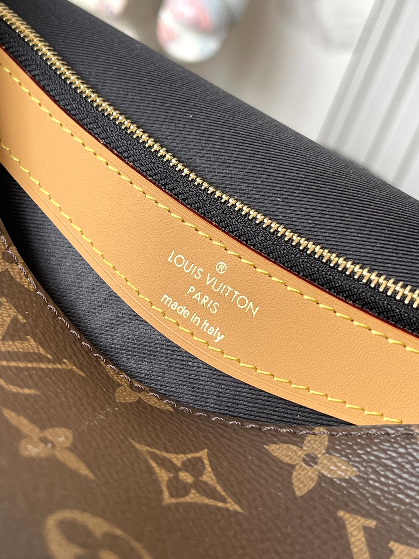 Diane Leather Handbag with Detachable Shoulder and Crossbody Straps - Image 9