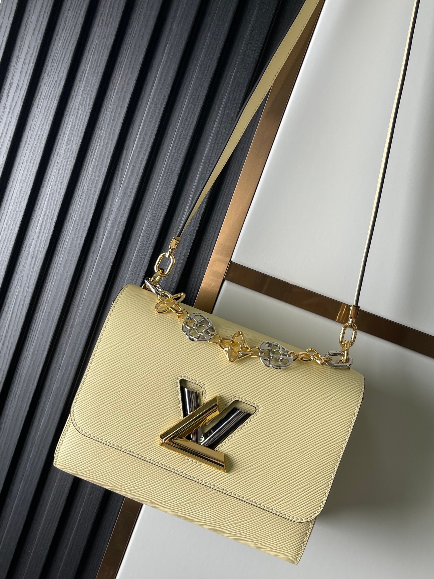 Louis Vuitton Twist Medium Handbag M22773 - Image 9