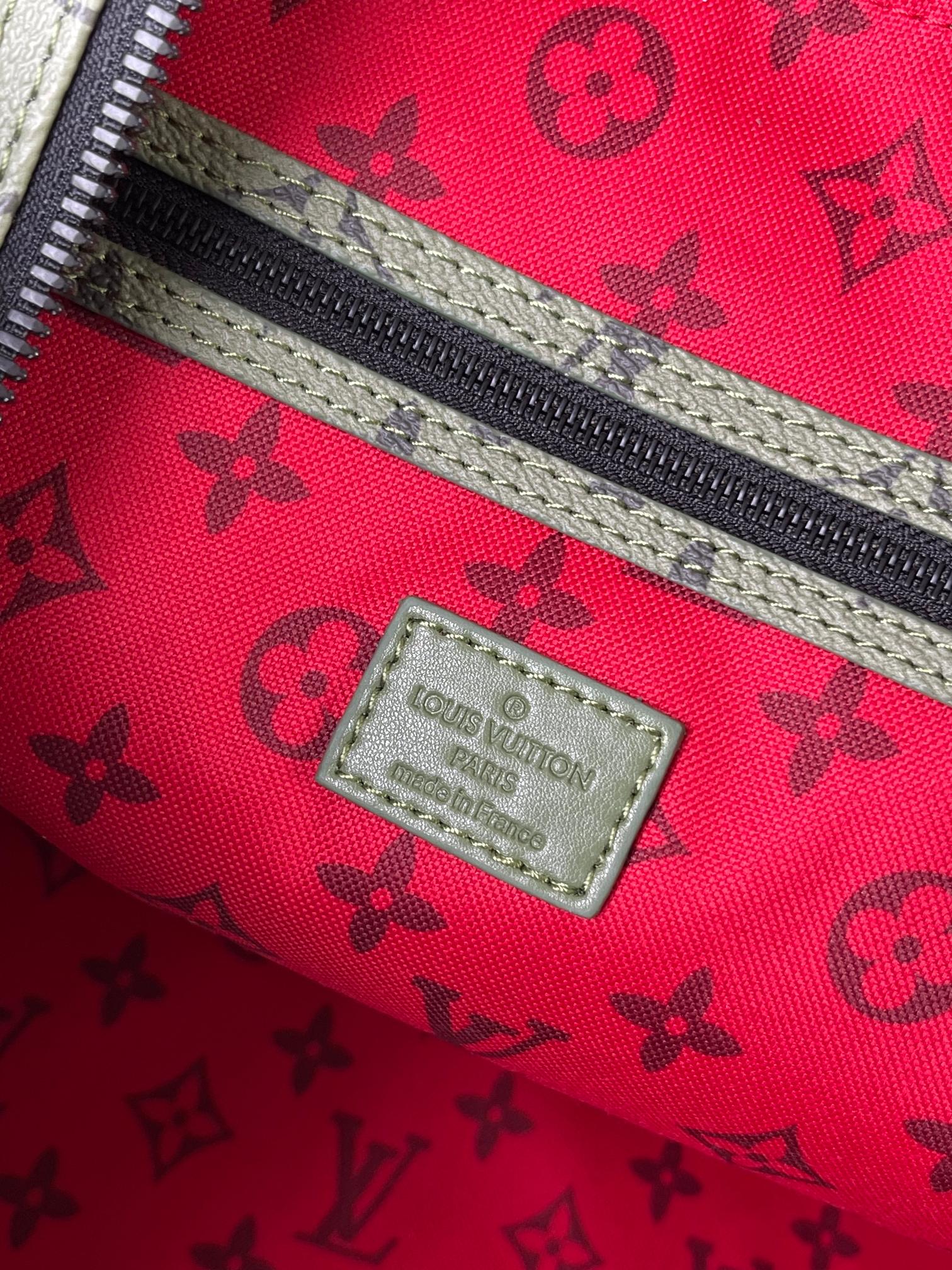 Louis Vuitton Keepall Bandoulière 55 Travel Bag in Monogram Tones - Image 9