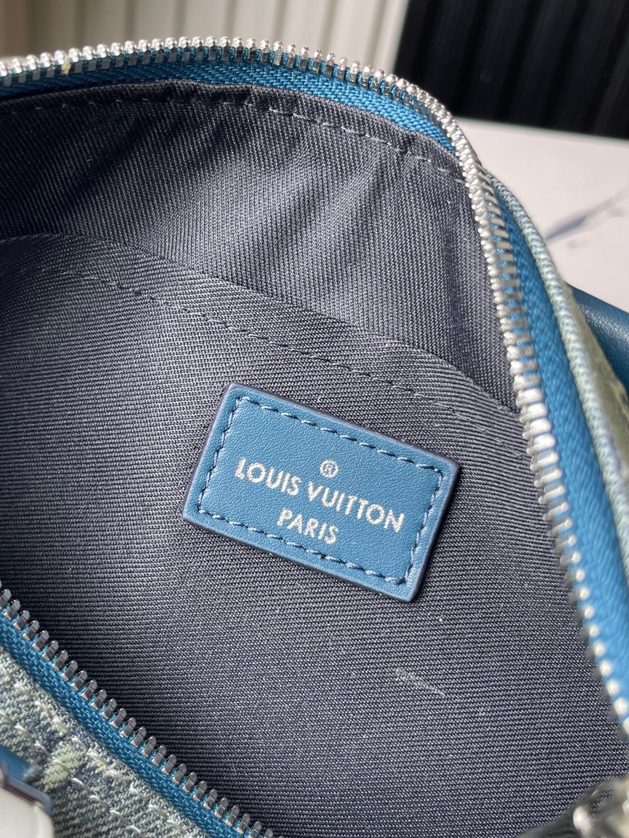 Louis Vuitton Keepall Bandoulière 25 Shoulder Bag in Monogram Washed Denim Canvas - Image 9
