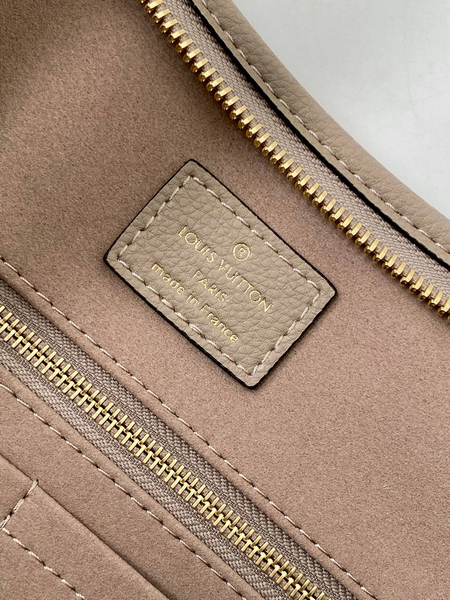 Louis Vuitton CarryAll Large Handbag in Monogram Canvas - Image 9