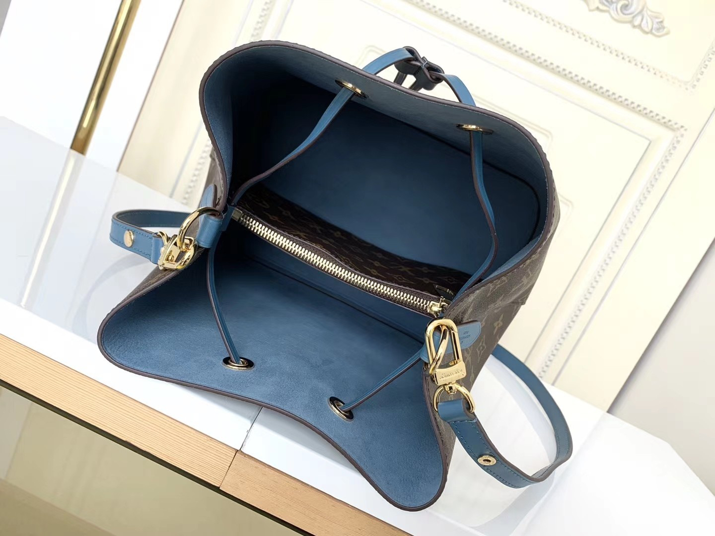 Louis Vuitton NéoNoé Bucket Crossbody Bag M44022 - Image 9