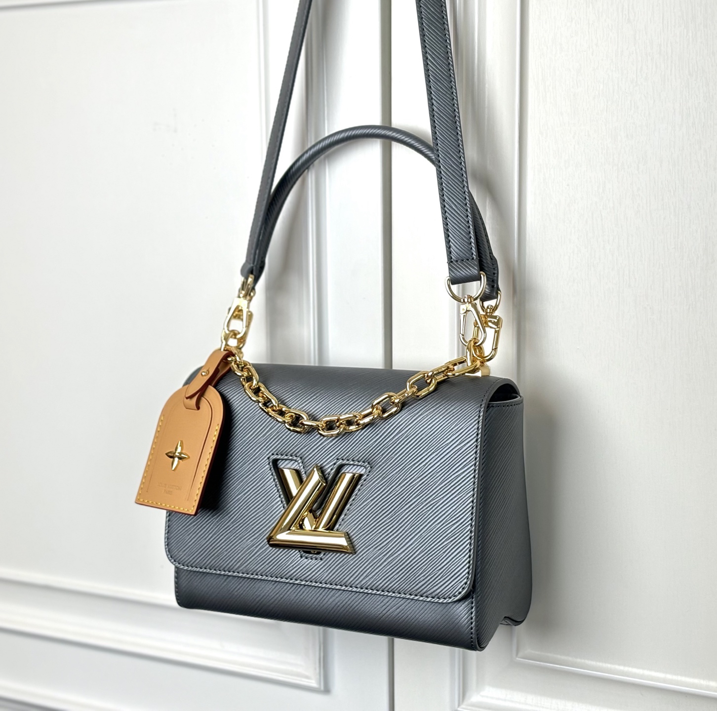 Louis Vuitton M14059 Twist MM Epi Leather Crossbody Bag - Image 9