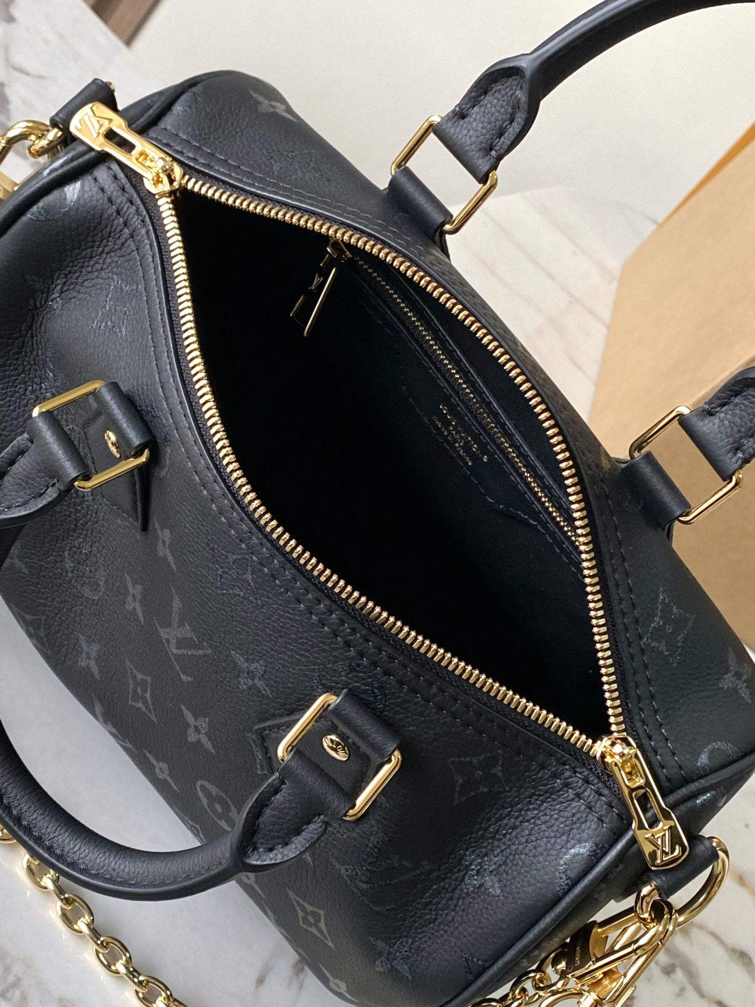 Louis Vuitton Speedy Bandoulière 25 Leather Crossbody Bag - Image 10