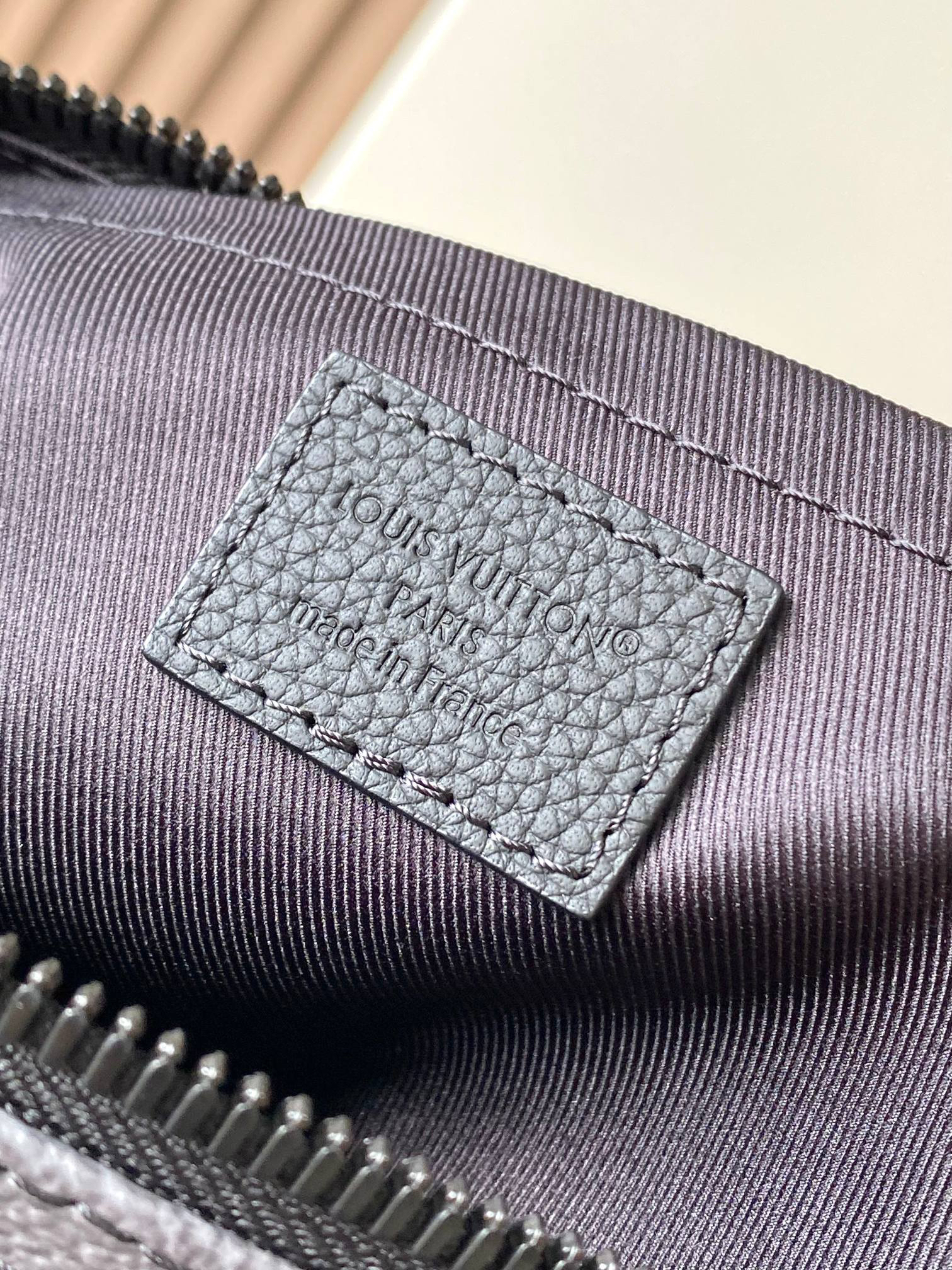Keepall Bandoulière 25 Leather Crossbody Bag - Image 10