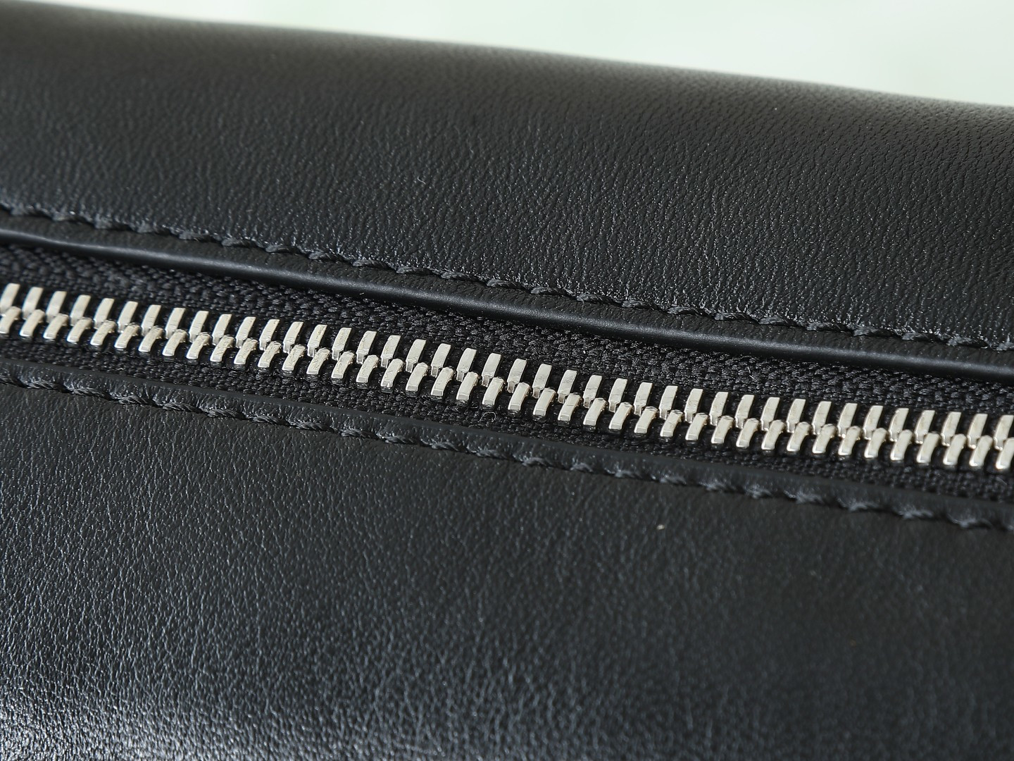 Louis Vuitton Side Trunk Vibe Leather Chain Bag M15195 - Image 10