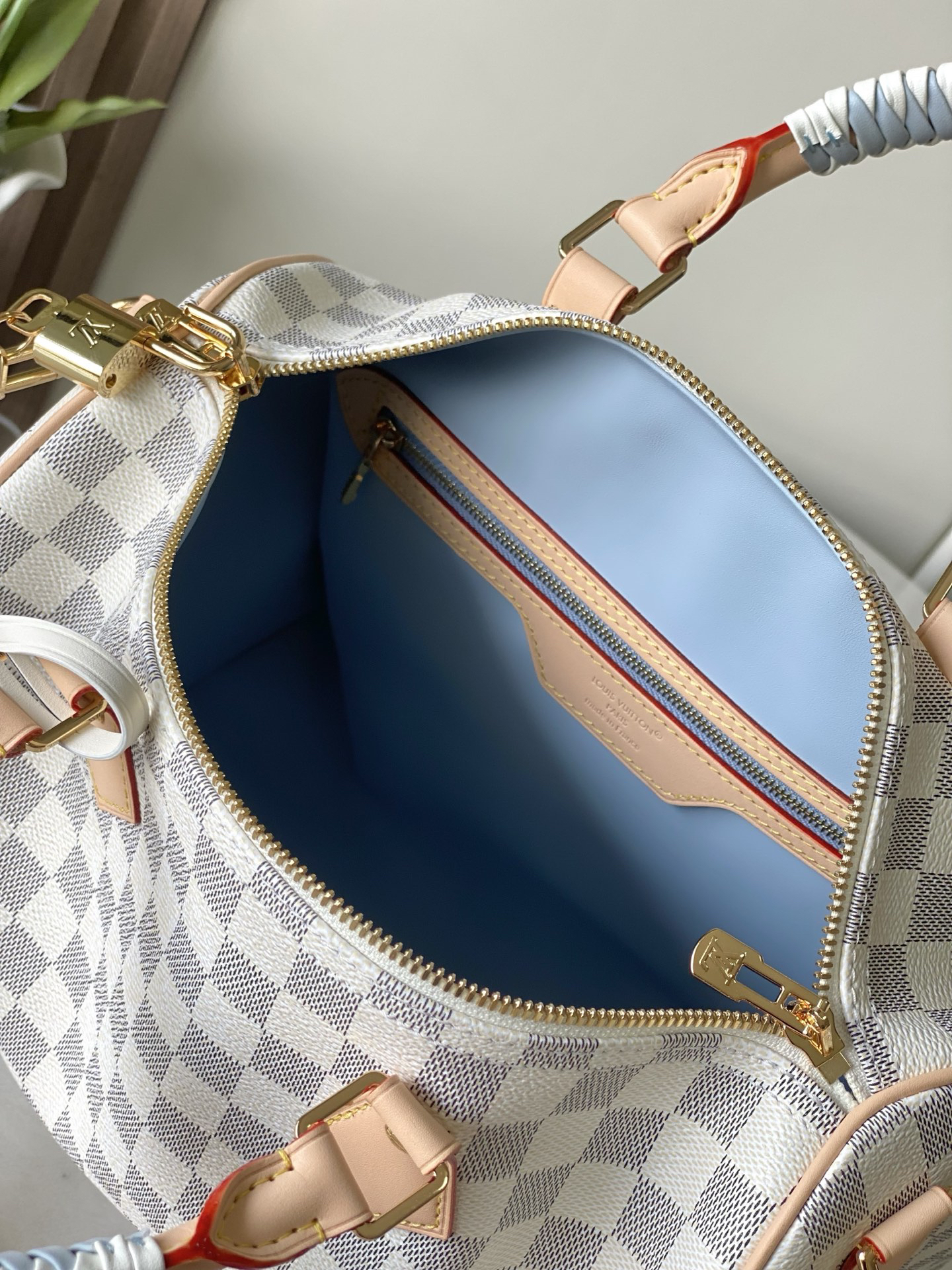 Louis Vuitton Speedy Bandoulière 30 Handbag in Damier Azur - Image 10